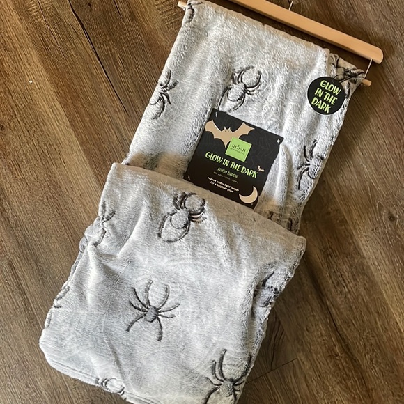 Other - Urban Domain Spider Glow In The Dark Throw